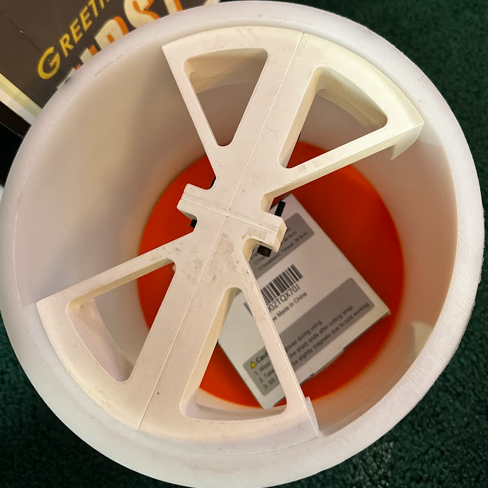Expandable wedge concept for the piston sleeve